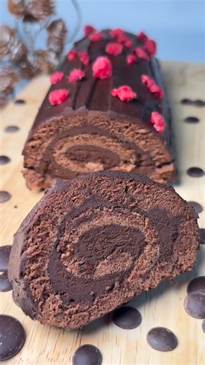 🍫Bûche au chocolat et ganache fondante🍫 📍Recette📍 Biscuit roulé ~ 4 œufs ~ 100 g de sucre ~ 80 g de farine ~ 20 g de cacao en poudre non sucré ~ 1 pincée de sel Ganache ~ 200 g de chocolat noir ~ 200 ml de crème liquide entière ~ 30 g de beurre Décoration ~ Copeaux de chocolat ~ Fruits rouges Avec Thermomix Biscuit roulé Insérer le fouet dans le bol. Ajouter les œufs et le sucre → 3 min / 37 °C / vit. 3.5, puis 3 min / vit. 3.5 (sans chauffer). Retirer le fouet. Ajouter la farine, le cacao e