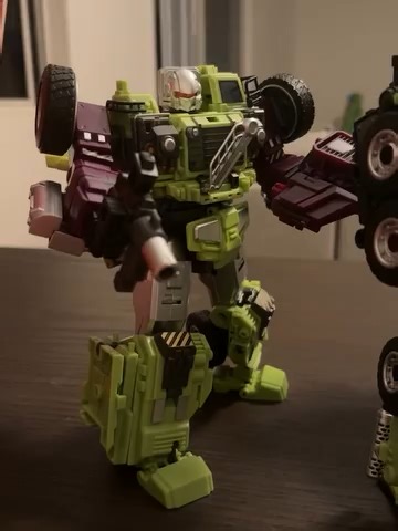 Jinbao Gravity Builder figs have some of the best light piping! #transformers #devastator