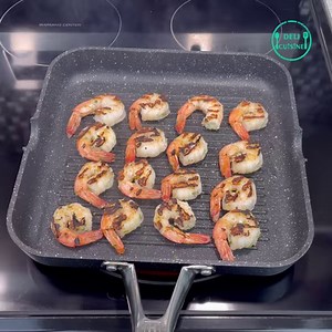 Cette sublime sauce ultra crémeuse fait toute la différence 🤤 LINGUINE AUX CREVETTES 🍤 Ingrédients : 500g de pâtes "linguine" Huile d’olive 3 gousses d’ail 4 champignons 300g de crevettes 2 oignons verts 150g Tomates cerises 150g Mozzarella râpée 475ml de Crème liquide 3 c.à.s de coulis de tomate Sel, poivre Ciboulette | Deli Cuisine