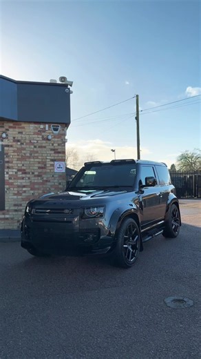 Commercial vehicles don’t have to be boring. This Defender 90 Hardtop with our Urban Widetrack Kit proves just that! #defender90 #suv