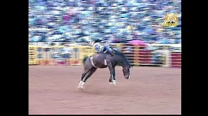 Heriberto Torres Day, en una buena monta de Caballos con Pretal, que emocionó a los más de 50 mil asistentes a esta Final Nacional. A la fecha, es el evento de Rodeo con más asistentes en México, presentando a los mejores participantes de este deporte en ese tiempo en el país, así como a las mejores ganaderías. Descubre más videos en Historia Del Rodeo. | Historia Del Rodeo
