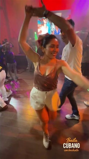 Cuando dos personas se entienden sin hablar en la pista 💃🕺 #bailacubano #bachata