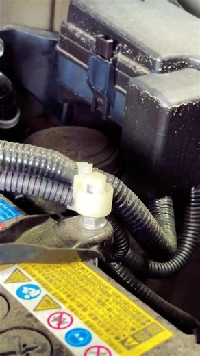 ホンダやスバルのバッテリーステーボルトにハーネス固定してるこのめんどくさいやつは、インパクトドライバーに10mmのボックス組み合わせて持ち上げながら回すと簡単に外せるよ！再利用も可！ #ナリタオート