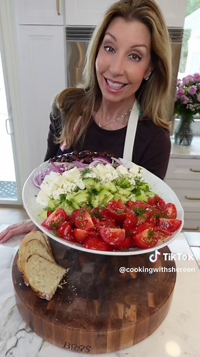 Authentic Greek Salad Recipe to Delight Your Taste Buds