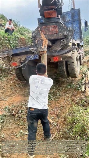 Clearing a Jammed Latch: How Hydraulic Claw Force Frees a Stuck Log Truck Pin