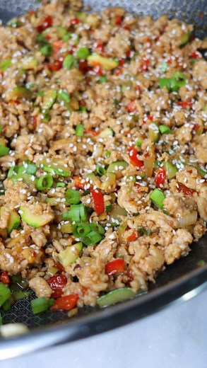Katie McLendon on Instagram: "‼️ Like this reel & comment “FIRECRACKER” for a link to the full detailed recipe on my blog, where you can easily print, screenshot, and pin all my recipes 🤗 Firecracker Ground Chicken Stir Fry 🔥🌶️ https://cookingkatielady.com/recipe/firecracker-ground-chicken-stir-fry/ high protein | gluten free | dairy free | refined sugar free 👩🏻‍🍳INGREDIENTS: stir fry: 2 tbsp olive oil 🫒 2 lbs ground chicken 1 zucchini (diced) 1 red bell pepper (diced) 1 bunch green onion
