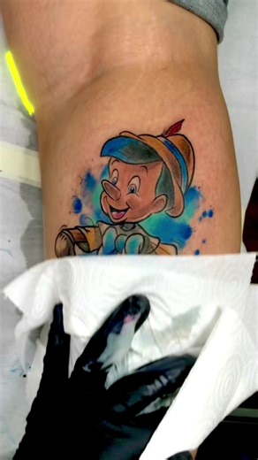 Tatuaje de Pinocho: Arte Disney en Barcelona