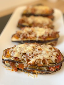 Cette recette d’aubergines… une dinguerie 🍆 Trop simple, trop bon. Tu vas tester ? 😍 Ingrédients : 1 cac d’huile d’olive 3 gousses d’ail 1/2 cac de poivre 1 cac de paprika Sel 1 d’oignon 100g de poivron 350g viande 250g de sauce tomate 3 aubergines 1/2 cac d’origan 1 pincée de sel 1 pincée de poivre 2 cas d’huile d’olive Bisous 😘 #recettesimple #cuisine #lescasserolesdebineta #jedebuteencuisine #repas #aubergine | Les casseroles de Bineta