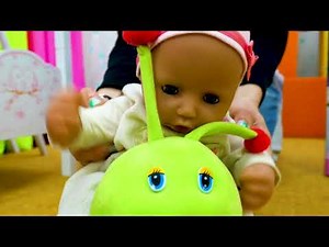 Rutinitas Pagi Boneka Bayi dan Bermain dengan Dorongan Mainan