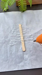 Glue and Glitter Christmas Tree Craft #christmascraft #glitterDIY #holidaydecor #fblifestyle | paper craft