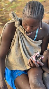 Las mujeres Surma crean figuras de barro y platos decorativos como expresión artística y práctica cotidiana. El barro se moldea en pequeñas estatuillas humanas o animales y en platos para cocinar o servir, a menudo con incisiones y patrones geométricos. Estas piezas reflejan identidad cultural, estética y funcionalidad, y son elaboradas principalmente por las mujeres en el hogar o en espacios comunitarios. #inspirationofafrica #fblifestyle | Quim Fàbregas