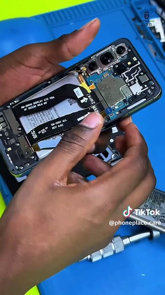 Swollen batteries....a dangerous affair. It can affect other parts of the phone and there is risk of explosion. If you suspect your battery has a problem, there is overheating or does not store charfe for long, visit us for a quick fix. Karibuni Phoneplace care.#phoneplacekenya #phoneplacecare
