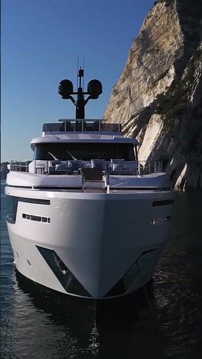 Luxury Super Yachts - Custom Line Navetta 30, take a tour inside - Ferretti Group