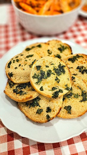 🍞 Manteiga de Alho Caseira 🧄🥬 Quem adora um bom pão torrado com manteiga a acompanhar marisco? Mil vezes mais saborosa que a de compra e não custa nada! Querem ver? Vão precisar de: (e podem sempre ajustar, não é de todo uma ciência esta receita) 50gr de manteiga 2 colheres de sopa de azeite 2 alhos esmagados (ou se quiserem menos intensa podem usar apenas 1) Salsa q.b Flor de sal 1. Mexem muito bem até ficar tudo cremoso, barram em cima do bolo do caco aberto ao meio e levam ao forno a tosta