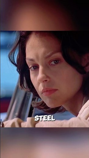 See how a female prisoner ingeniously escapes from a police vehicle.