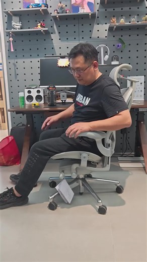 赫曼米勒Aeron2石墨黑中号开箱评测：12年质保 整椅免装，办公椅天花板好用吗？