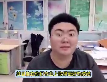 【网友投稿：“牢A”身份被扒：人设会崩塌？】4月11日、12日，有博主爆料称，网红“牢A”（孔选仲）曾于2018年至2020年间在深圳市博纳学校担任生物学老师，并称“牢A”本人在直播中也承认这段经历。2021年教培行业整顿后，“牢A”失业，传他去了国外。有网友进一步翻出背景信息称，该校早年曾被官媒点名关注。部分自称学生的网友反馈，其课堂风格较为随意，体型较胖，曾在生物课中穿插游戏等内容，课堂中还出现过较为猎奇的教学内容，对部分学生造成冲击。传祺教学质量较差，不过他喜欢给分较高，大家对其个人印象并非完全负面，才没有第一时间下场锤他。相关信息曝光后迅速在网络发酵，并对其“00后”人设产生冲击。有网友质疑，若其在2018年前后已从事教师工作，则年龄与此前设定存在矛盾。牢A曾在国际学校教生物一事引发争议，不少网友质疑其专业能力与岗位严重不匹配，“这种水平都能进国际学校”，进而将矛头指向国际学校师资门槛与教学质量。