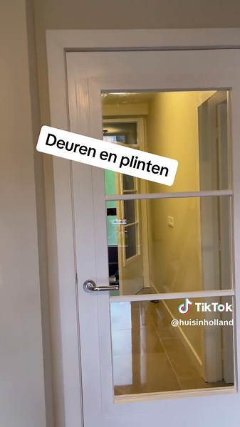 Van concept tot realisatie. De deuren waren nog goed functioneel dus is het een diy project geworden. Aan alle details zijn gedacht. Plinten en architraven zijn van mooieplinten. Deurklinken van prijsknaller. Nieuwe glazen erin met grotere gat voor meer licht. Kleur van de deur en plinten is ral 9016 wat dan weer past bij de stopcontacten en schakelaars. #fyp #verbouwen #interieurinspiratie