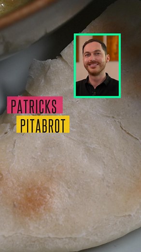 Diese Woche geht es beim »perfekten Dinner« nach Wien! 😀 Den Anfang macht heute Patrick mit dem Menü »IMPERIAL (oder) FATAL«. Der Auftakt soll die Messlatte für die kommenden Tage möglichst hoch legen. 🤗 In diesem exklusivem Bonusvideo zeigt Patrick euch, wie er sein Pitabrot als Beilage für die Hauptspeise zubereitet. Die Rezepte der Kandidat:innen zum Nachkochen findet ihr bei Chefkoch.de 🤩! Folge verpasst? Alle Folgen findet ihr auf RTL #dasperfektedinner #chefkoch #rezeptideen | Chefkoch