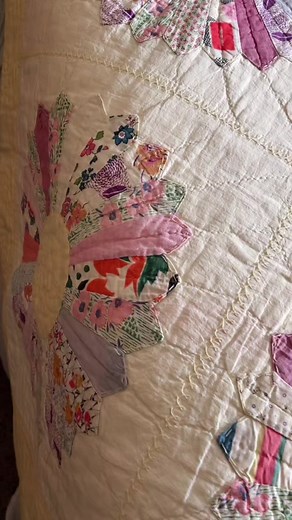Handmade Vintage Dresden Plate Quilt Stitching