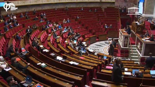 🔴🗣️ « Oui, l'arrivée des smartphones dans nos quotidiens a bouleversé nos vies. Mais là où nous sommes en désaccord total, c'est bien sur les réponses à apporter. C'est une loi d'affichage qui ne réglera rien et pour laquelle nous vous demandons de voter son rejet. Nos enfants méritent mieux ! » - Rodrigo Arenas | La France insoumise à l'Assemblée nationale