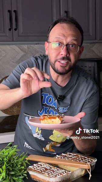 حلا سريع ولذيذ 📌مقادير صوص الكاراميل : كوب سكر م ك زبدة علبة قشطة 📌مقادير الكريمة: ٢ ظرف كريم شانتيه فنجال حليب سائل بارد 📌مقادير كيكة الحليب الساخن : ٣ بيض م ص فانيلا كوب سكر ٢ كوب دقيق كوب حليب سائل ساخن ٢ م ك زبدة ٢ م ص بكنغ باودر 📌ممكن تستخدموا كيك جاهز وكمان كاراميل جاهز وبالعافية 😋