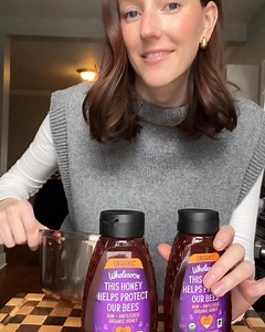 Let’s make a hive-to-table cocktail using @wholesomesweet Organic Fair Trade Raw Unfiltered Honey….the Honey Ginger Sipper to make the honey ginger syrup: •combine 1/2 cup honey and 1/2 cup water in a small pot •add 3 large slices of ginger root •let simmer on low heat until the honey becomes a thinner syrup •remove from heat and let cool •once cooled, remove ginger slices and store in air tight container in the fridge to make the cocktail: •combine 2 oz bourbon, 3/4 oz lemon juice and 1 oz hone