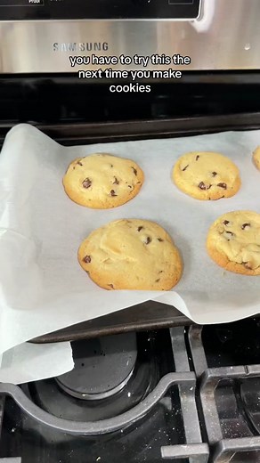 This trick to make your cookies round is honestly mind blowing. It even blew my phones mind while i recorded this apparently lol This made the most perfect little symwtrical round cookies and they looked so professional! I never knew it was this easy #cookies #bakinghack