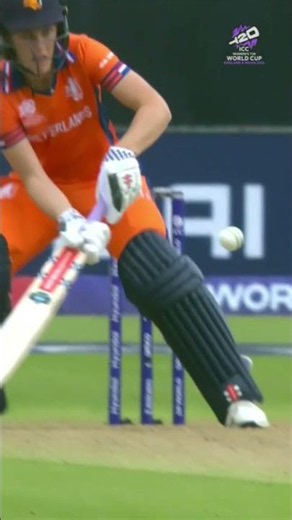 Netherlands skipper Babette de Leede goes inventive 👏 #T20WorldCup