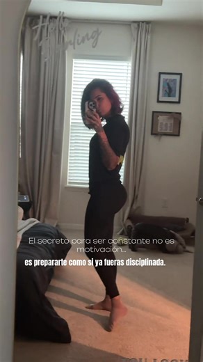 La forma más fácil de mantener una rutina es prepararte para ella todos los días. Si quieres ser constante con el ejercicio, empieza por vestirte aunque no tengas ganas. La disciplina no empieza cuando corres… empieza cuando decides presentarte. 🏃‍♀️✨