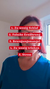 Es gibt viele Gründe, warum unser Fettstoffwechsel nicht richtig funktioniert. Eine davon ist die Ernährung 🍔gerade Fast Food oder verarbeitete Lebensmittel enthalten viel Zucker 🍬 Zu wenig Schlaf😴. Denn unser Stoffwechsel arbeitet auch im Schlaf. Ist dein Schlaf gestört, kann das auch zur Gewichtszunahme führen. Stress.Ein hoher Cortisolspiegel stört auch deinen Hormonhaushalt. Das beeinflusst deinen Fettstoffwechsel und behindert die Abnahme. Zu wenig trinken 💧. Zu wenig Flüssigkeit lässt 