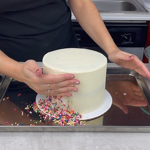 15 reactions | Our partner Chelsweets shares one of her tried and true cake decorating techniques. Find this sprinkle cake tutorial along with her tips for a drip cake and piping rosettes on our site. Chelsey's Tips and Tricks: https://www.dominosugar.com/baking-tips-how-tos/three-simple-stunning-cake-decorating-techniques | Domino Sugar | Facebook