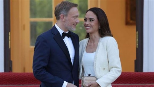 Wow! Im 900-Euro-Kleid strahlt sie mit der Urlaubssonne um die Wette