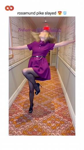 Rosamund Pike recreates Barry Keoghan's iconic dance scene from 'Saltburn' 😍💃 #rosamundpike #BarryKeoghan #saltburn #murderonthedancefloor #sophieellisbextor | The Hook