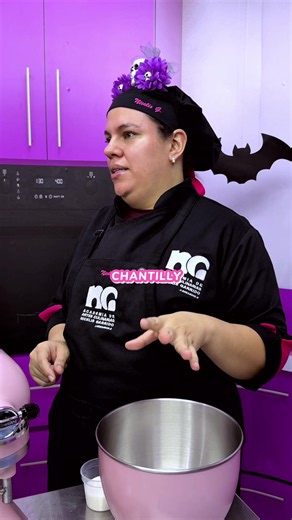 Al preparar tu crema chantilly, endúlzala siempre con azúcar común. 🧁 El azúcar tradicional aporta dulzor e hidratación a la mezcla. Si en cambio utilizas azúcar pulverizada, sus componentes secantes deshidratarán la crema y harán que tu decoración se cuartee mucho más rápido en la nevera. 💡 Acompáñame en mis próximos talleres presenciales: 👩🏻‍🍳 📍 CARACAS: 📲 0424-2633882 • Sábado 17 Oct: Gelatinas Artísticas • Sábado 24 Oct: Rellenos de Vanguardia I • Sábado 31 Oct: Fondant básico • Domin