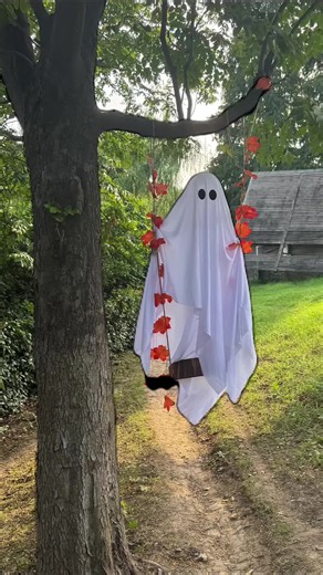 The viral swinging ghost!👻 It’s super easy to put together and makes for the cutest Halloween decor!#amazonfinds #halloweenfinds #halloweenhomedecor #amazonfaves #halloween