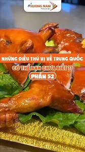 🇨🇳 NHỮNG ĐIỀU CÓ THỂ BẠN CHƯA BIẾT VỀ TRUNG QUỐC – PHẦN 52: HEO SỮA QUAY Heo sữa quay là một trong những món ăn xa xỉ và trang trọng bậc nhất của ẩm thực Quảng Đông, thường xuất hiện trong các yến tiệc lớn, lễ cưới và dịp lễ quan trọng. 🐖🔥 Điểm hấp dẫn nhất của món ăn này nằm ở lớp da quay vàng ruộm, mỏng giòn rụm, trong khi phần thịt bên trong vẫn mềm, ngọt và thơm béo đúng chuẩn heo sữa. Quy trình chế biến vô cùng công phu: 🌟 Heo sữa được làm sạch, tẩm ướp gia vị bí truyền 🌟 Khâu kín bụn