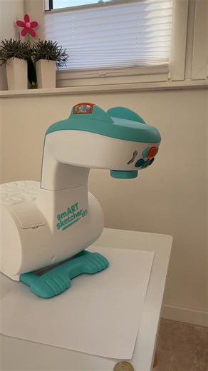 Deviens un artiste avec le projecteur SmART Sketcher 2.0 💡🎨☺️ https://tinyurl.com/5dw97x94 Disponible dans tous les magasins Smyths Toys et sur notre site à 69,99€ avec la référence 200593 🖍️ Livraison standard offerte dès 29€ d'achat, voir conditions en ligne 📦 | Smyths Toys Superstores FR