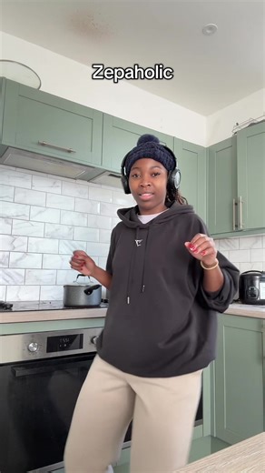 Hi guys. Watch me dance while my bacon burns😭😭😭 #fyp #zep #amapiano #tiktoknamibia #tiktoksa