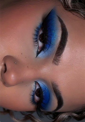 Maquíllate fácil paso a paso con Toño azul y brillos