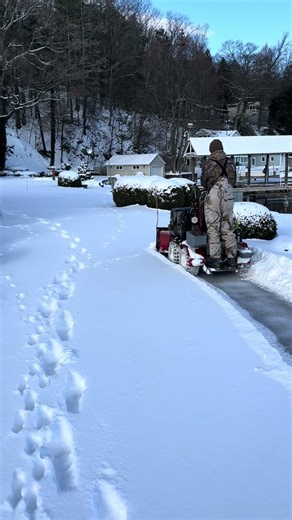 Mini snow machine vs lakeside driveway 🇺🇸🇺🇸❄️
