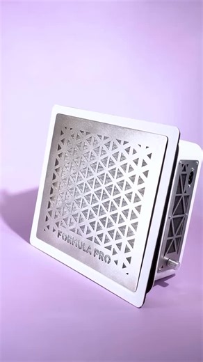 Všetko na manikuru | Bratislava/Dnka/Touch/Atica/Staleks/Luna/ on Instagram: "💨 Odsávače Formula Profi sú navrhnuté pre reálne podmienky každodennej práce profesionálneho nechtového technika. ⚙️ Základom je motor s výkonom 68 W, ktorý zabezpečuje stabilné odsávanie prachu rôznych veľkostí. 🧪 HEPA filter zabraňuje rozptyľovaniu prachu v pracovnej zóne a jeho „priťahovaniu“ k mriežke. 🛠️ Telo je mimoriadne pevné a určené na vysokú záťaž: — unesie až 200 kg hmotnosti — odoláva opakovaným pádom —