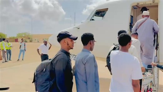 FLY 24 iyo safarkii maanta ee Kismaayo iyo Dhoobley, shacabka ayaa si wayn u amaanay maamulka shirkadda oo maalin walbo oo sabti ah sameeya duulimaad isku xiraya degmooyinka Kismaayo iyo Dhoobley. | Jubbaland Media