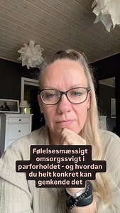 Følelsesmæssig omsorgssvigt – også i parforhold! Vi kender begrebet fra voksen/barn-relationer. Men det foregår faktisk også i parforhold. Når følelsesmæssig kontakt og omsorg udebliver over længere tid, sker der noget alvorligt: Man begynder at lukke ned. Man føler sig ensom, fortvivlet, uelsket – og til sidst bliver man følelsesmæssigt adskilt, selvom man stadig bor sammen. Typiske tegn på følelsesmæssigt omsorgssvigt i parforhold: ► Ignorering af kontaktforsøg ► Lav involvering i partnerens l