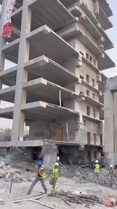 Travaux de démolition d'un grand bâtiment. PS: je comprends pas la raison car le projet était encore en cours de réalisation. #travail #demolition #geniecivil | Ingénieur Fabrice Yakam