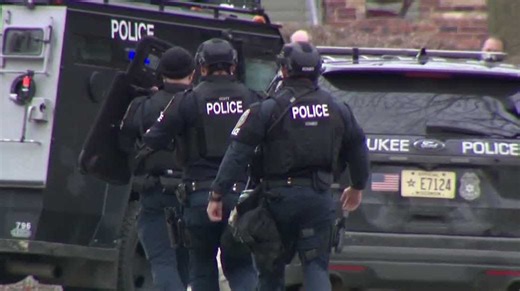 Milwaukee police arrest man after domestic violence standoff on north side