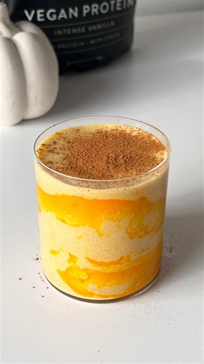 Sunday Natural on Instagram: "Protein, aber extra herbstlich. 🍂⁠ Heute machen wir einen Pumpkin Spice Smoothie mit unserem Vegan Protein Intense Vanilla. 🎃⁠ ⁠ ✨ So geht’s:⁠ - 40 g Kürbismus⁠ - ¼ TL Pumpkin Spice⁠ - 1 TL Cashewmus⁠ - 200 ml Pflanzenmilch⁠ - 30 g Proteinpulver⁠ ⁠ Alles zusammen mixen, im Glas mit Kürbismus anrichten, Zimt on top und proteinreich genießen. 💛⁠ ⁠ #veganprotein #pumpkinseason #protein #truecleanlabel #sundaynatural"