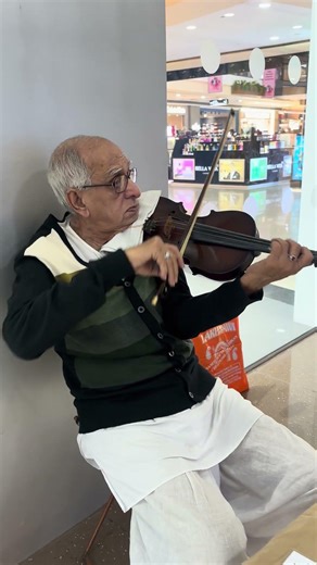 Old man playing Violin ￼
