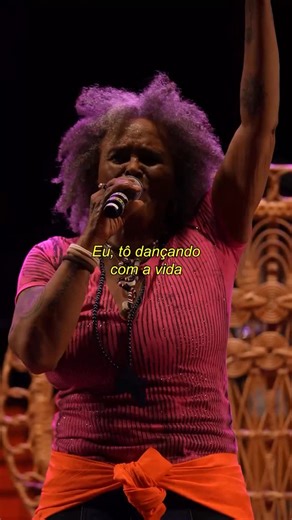 Sandra Sá on Instagram: "Segundouuu da melhor maneira possível! Dançando com a vida porque é uma delícia viver ✨ E você, tá dançando com a vida nessa segunda? #mpb #sandrasá #music #show"