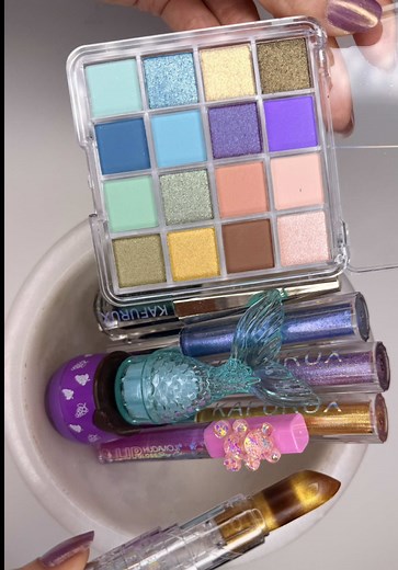 Coloring Slime with Cute Makeup Ingredients